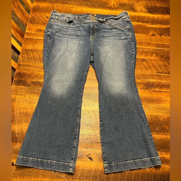 Torrid mid-rise flare jeans size 24S - Picture 3 of 8